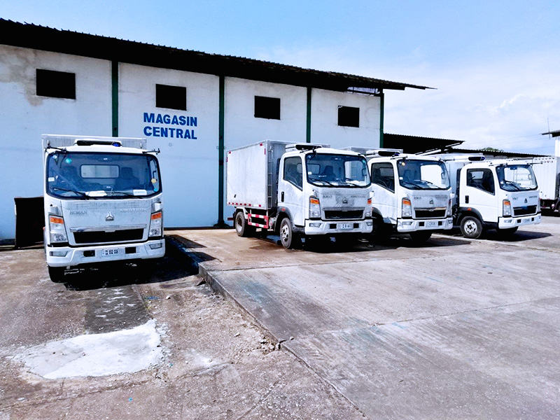刚果布最大的饮用水公司购买的轻卡冷藏车用于瓶装水运输，客户使用满意度高，已采购多批。